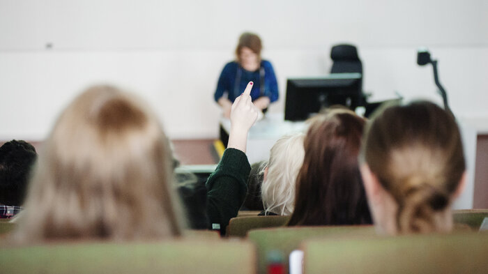 Bildet viser studenter som sitter i forelesning Bildet viser studenter som sitter i forelesning