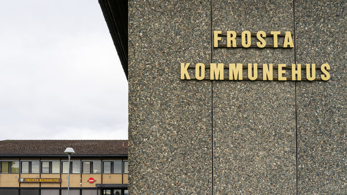 Bildet viser utsiden av Frosta kommunehus