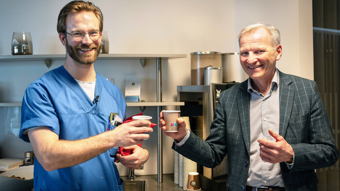 Bildet viser sykepleier Lars Pilskog og sykehusdirektøren med kaffekopper Lars Pilskog og sylehusdirektøren