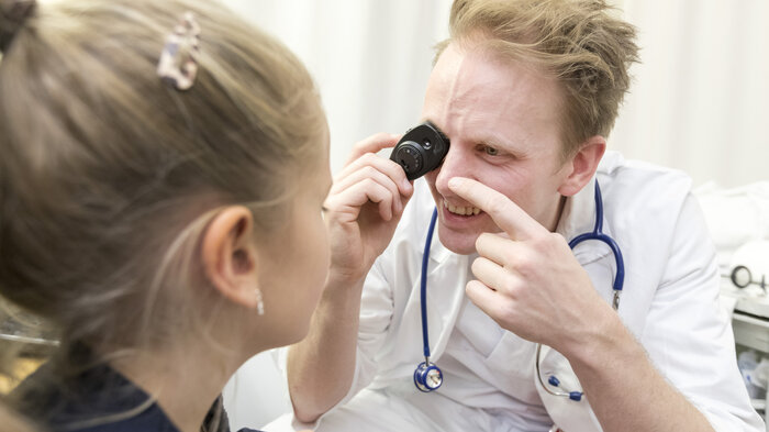 Bildet viser et barn som blir sjekket av fastlege. Bildet viser et barn som blir sjekket av fastlege. Illustrasjonsfoto.
