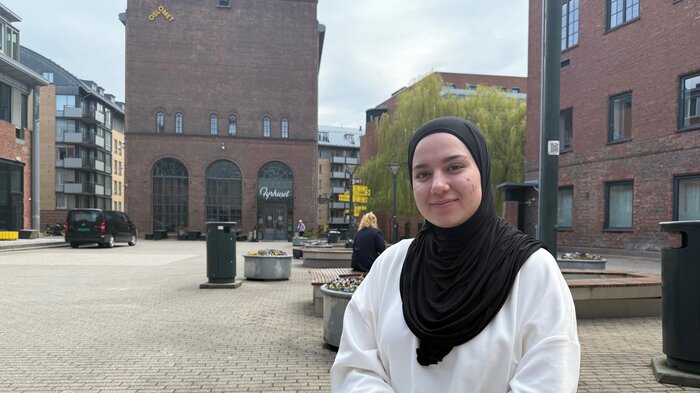 Bildet viser sykepleierstudent Zahra Badir Al-Bedani