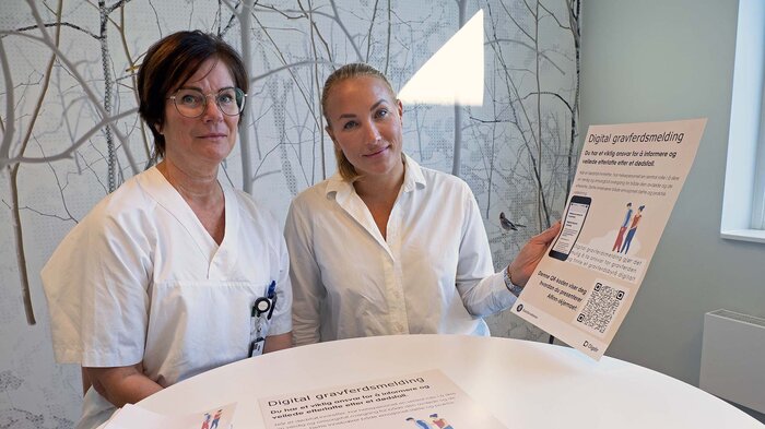Karin Sjue (til venstre) og Trine Søndergaard Skov begynner jobben med å informere kollegene på Sykehuset i Vestfold slik at de kan veilede etterlatte om digital gravferdsmelding.