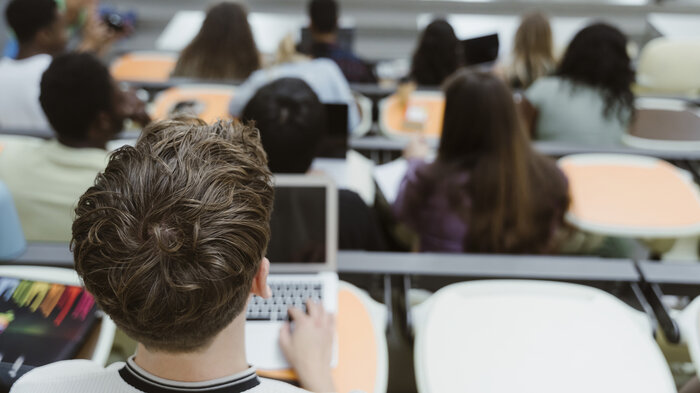 Bildet viser studenter i et auditorium