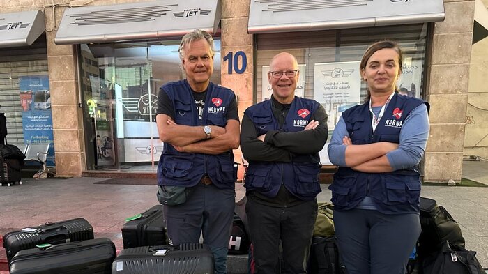 Bildet viser teamleder og ortoped Geir Stray Andreassen, ortoped Odd Arild Ågedal og operasjonssykepleier Silvana Zuvela.