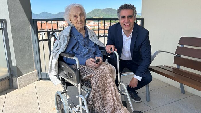 bilde av Maria Branyas Morera og forskeren