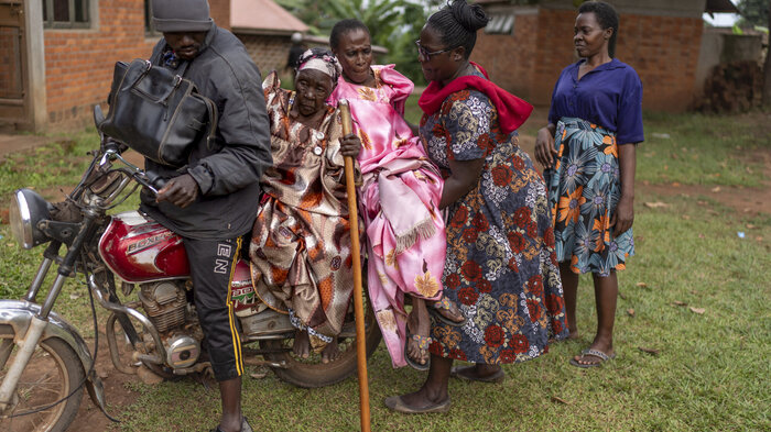 Bilde av transport av kvinne med demens i Mukono, Uganda