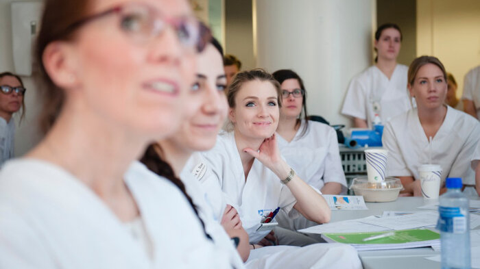 Bildet viser sykepleierstudenter