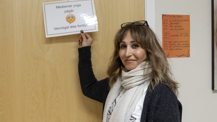 Bildet viser yogalærer og sykepleier Mitra Kiandad