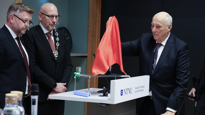 Kong Harald er til stede ved åpningen av Nasjonalforeningens demensforskningssenter i Trondheim. Her sammen med Tor Grande, rektor ved NTNU og Generalssekretær i Nasjonalforeningen for folkehelsen Bo Gleditsch t.v.