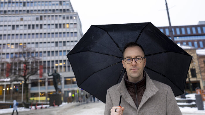 Bildet viser Nicholas Wilkinson på Youngstorget i Oslo.