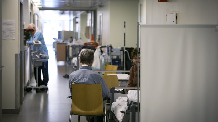 Bilde viser pasienter ute i en sykehuskorridor Bilde viser pasienter ute i en sykehuskorridor
