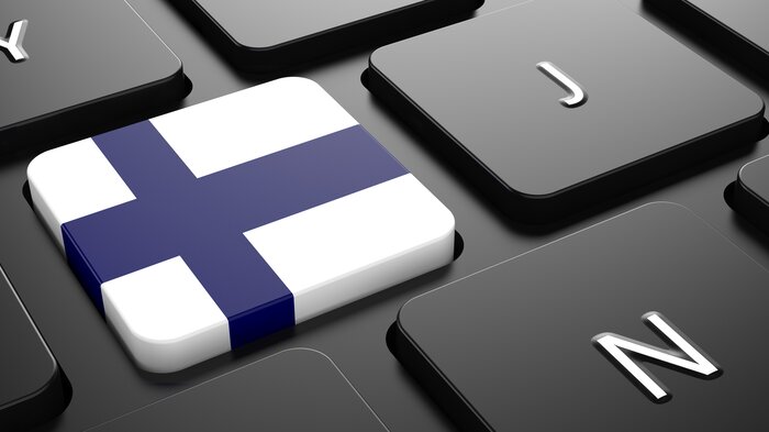 Bildet viser et tastatur der en av tastene har finsk flagg.