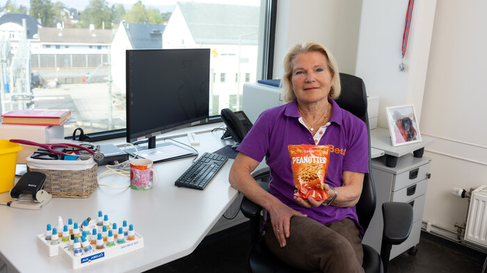 Bildet viser Bente Kvenshagen som holder en pose med peanøtter.