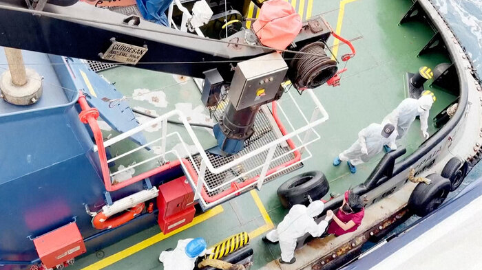 Bildet viser helsearbeidere på cruiseskipet Hondius, der tre personer er døde etter et virusutbrudd.