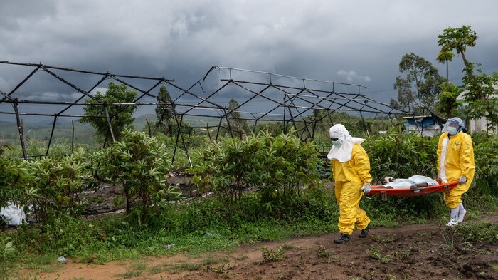Bildet viser helsepersonell som bærer en Ebola-pasient.