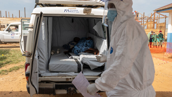 Ebola Bildet viser en paramedic som er klar til å håndtere Ebolasmittede pasienter