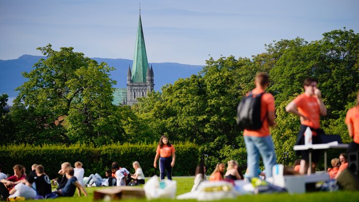 Bilder viser studenter i Trondheim og Nidarosdomen i bakgrunnen.