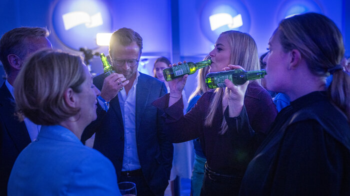 Bildet viser Høyre-representanter som drikker øl på landsmøtet.
