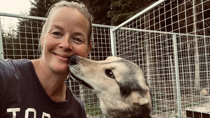 Bildet viser Birgitte med en hund