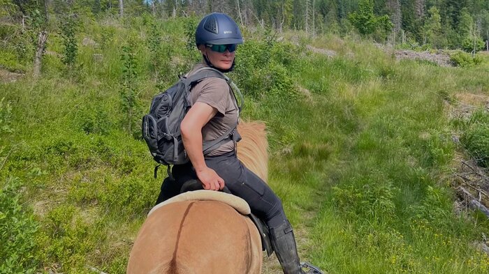 Bildet viser Birgitte Næss på hesteryggen