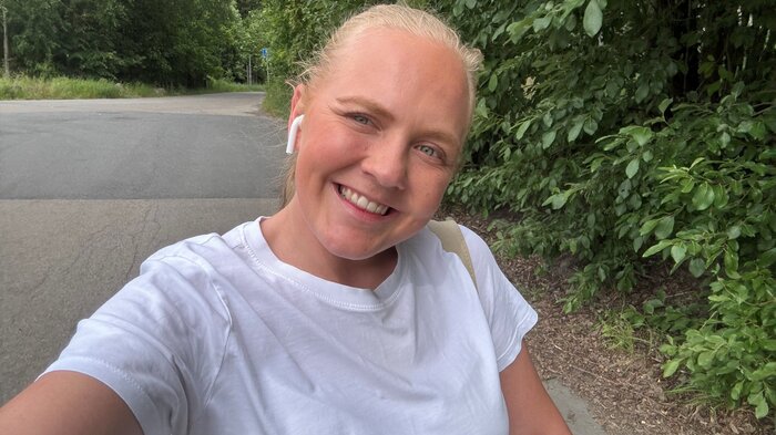 Bildet viser Marica som tar en selfie