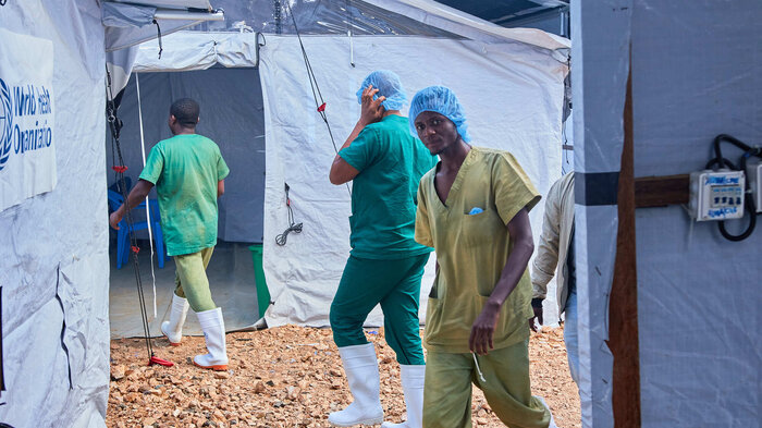 Helsearbeidere på jobb ved et medisinsk senter i Bunia i Øst-Kongo