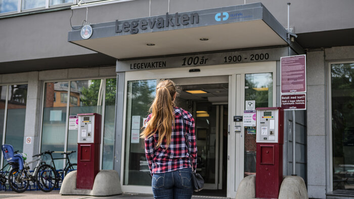 Bilde av person foran inngang til legevakten