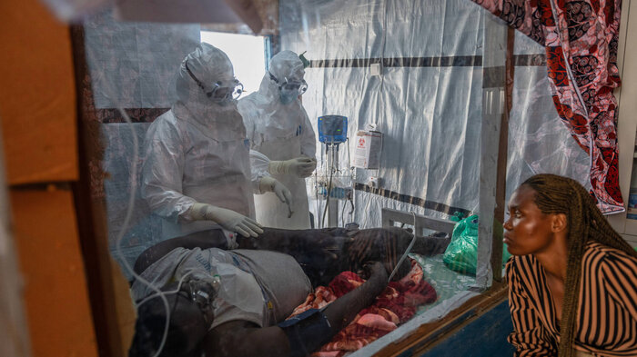 En ebola-pasient blir undersøkt på et behandlingssenter i Ituri i Øst-Kongo i midten av juni.