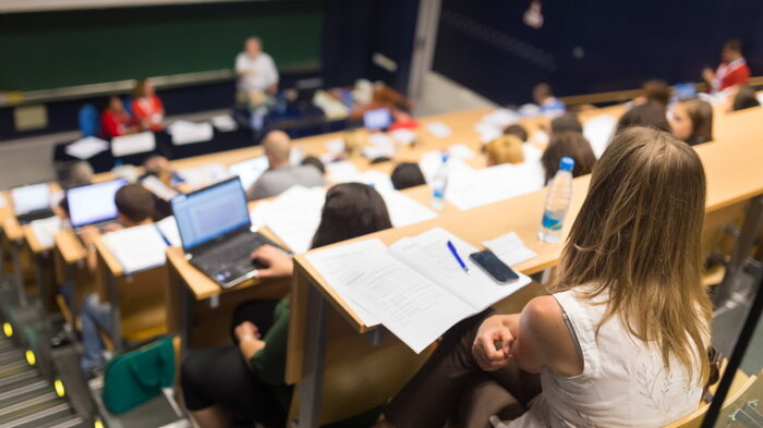 Bildet viser studenter i en sal