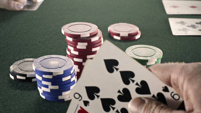 Bildet viser folk som spiller poker