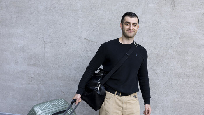 Bildet viser Robert Kotcho med trillekoffert.