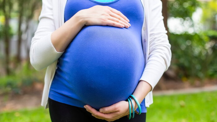 Bildet viser en gravid kvinne