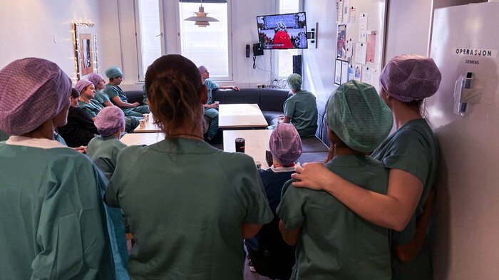 Bilder viser operasjonssykepleiere og andre ansatte på personalrommet til operasjonssykepleierne.