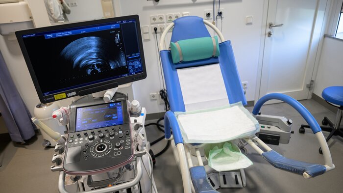 Bildet viser et gynekologisk undersøkelsesrom