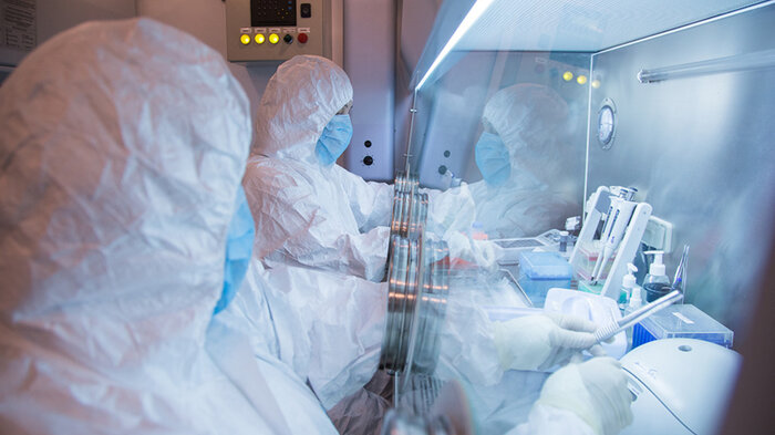 Bildet viser arbeidere på et laboratorium