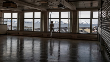 Hammerfest sykehus under koronaen Bilder viser helsepersonell alene i et tomt rom på Hammerfest sykehus