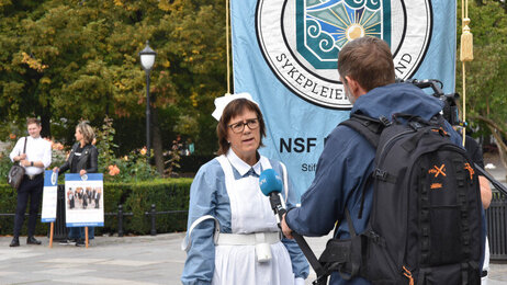 Linda Viken Bildet viser fylkeslederen i Viken, Linda Viken, under en støttemarkering for de fire saksøkte sykepleierne på Eidsvolls plass 15. september 2020.