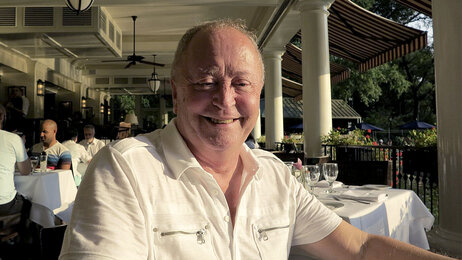 Bildet viser en smilende Jan Pedersen som koser seg på uterestaurant.