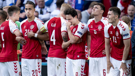 EM landskamp mellom Danmark og Finland Bildet viser EM landskamp mellom Danmark og Finland12. juni 2021. Fotballspiller Christian Eriksen får livreddende behandling mens lagkamerater står rundt ham.