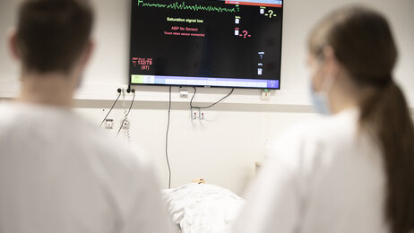 To sykepleiere ser på monitor Bildet viser to sykepleiere som ser på en monitor.
