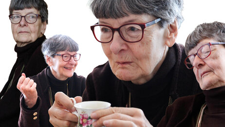 Bildet viser en eldre kvinne i flere situasjoner