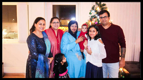 Bildet viser et familiebilde av Friha Iqbal og hennes familie