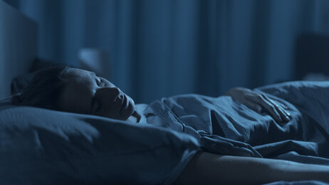 Bildet viser en kvinne som sover