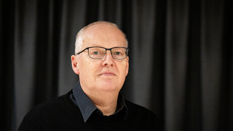 Bildet viser et portrett av Helge Edland