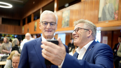Bildet viser Jonas Gahr Støre og Bjørnar Skjæran