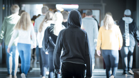 Skoleelever Bildet viser skoleelever som går i samlet tropp