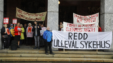 Protestmarkering mot nedlegging av Ullevål sykehus Bildet viser en protestmarkering mot nedleggelse av Ullevål sykehus i borggården utenfor Oslo rådhus