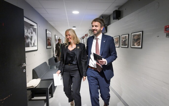 Bildet viser Lill Sverresdatter Larsen og helseminister Jan Christian Vestre.