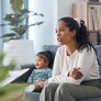 Bildet viser en mor og baby som sitter hos helsesykepleier