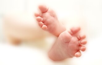 Bildet viser føttene til en liten baby
